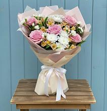 Букет цветов из:  Гвоздики, Орхидеи и Розы в Кирове Калужской области