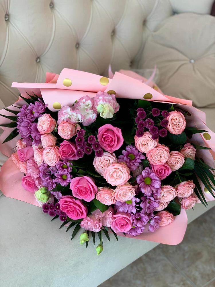 Букет цветов из: Хризантемы, Розы и Лизиантусы в Кирове Калужской области