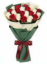 Букет Микс из красных и белых роз в Кирове Калужской области