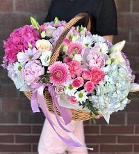 Цветочная композиция из Розы, Хризантемы, Пионы и Лизиантусы в корзине в Кирове Калужской области
