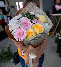 Букет цветов из:  Герберы, Розы и Хризантемы в Кирове Калужской области