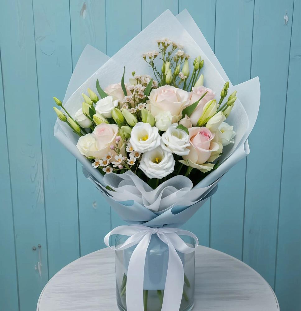 Букет цветов из: Розы и Лизиантусы в Кирове Калужской области