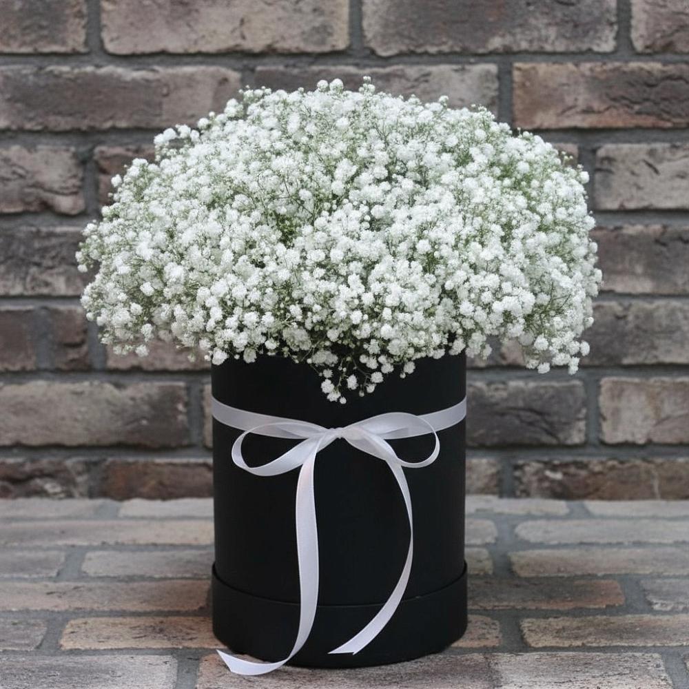 Цветочная композиция из Гипсофила в шляпной коробке в Кирове Калужской области