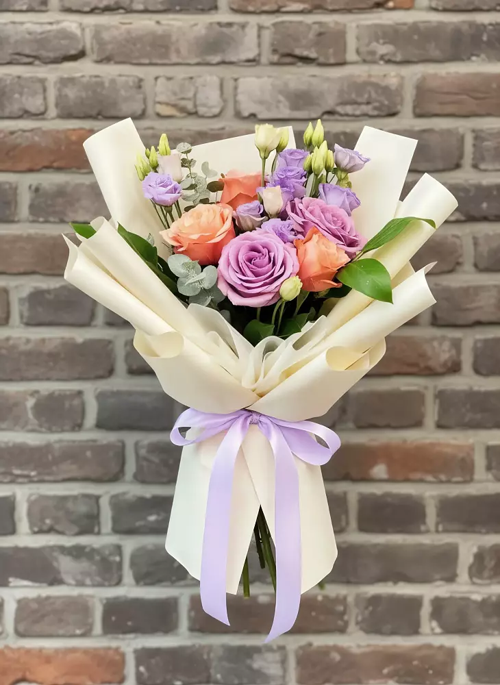 Букет цветов из: Лизиантусы и Розы в Кирове Калужской области