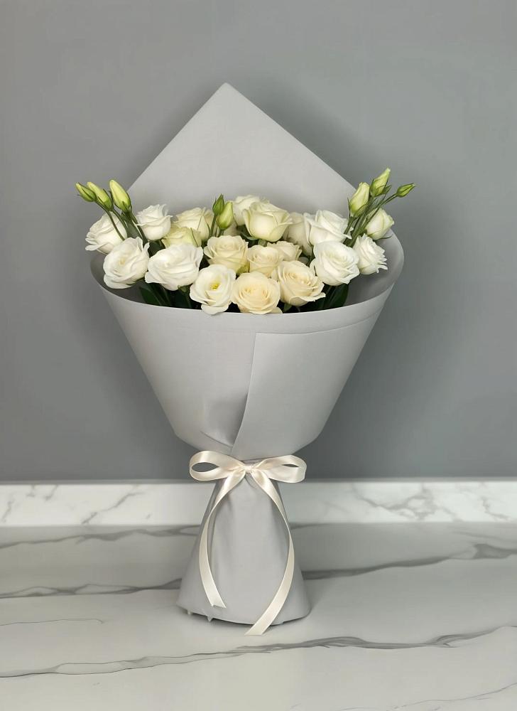 Букет цветов из: Розы и Лизиантусы в Кирове Калужской области