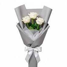 Букет 3 белые розы в Кирове Калужской области