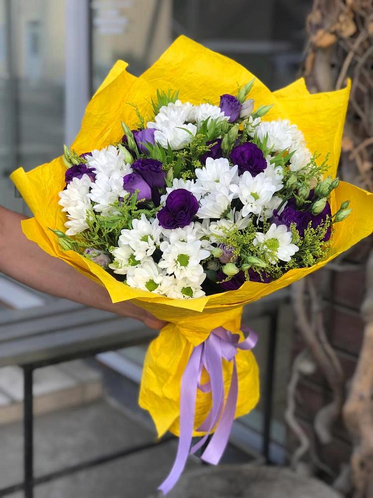 Букет цветов из: Ирисы, Хризантемы и Ромашки в Кирове Калужской области