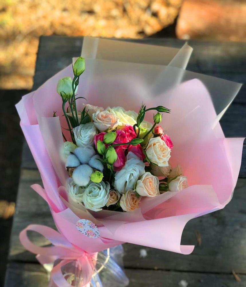 Букет цветов из: Розы и Лизиантусы в Кирове Калужской области