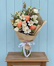 Букет цветов из:  Альстромерии, Лизиантусы, Розы и Хризантемы в Кирове Калужской области