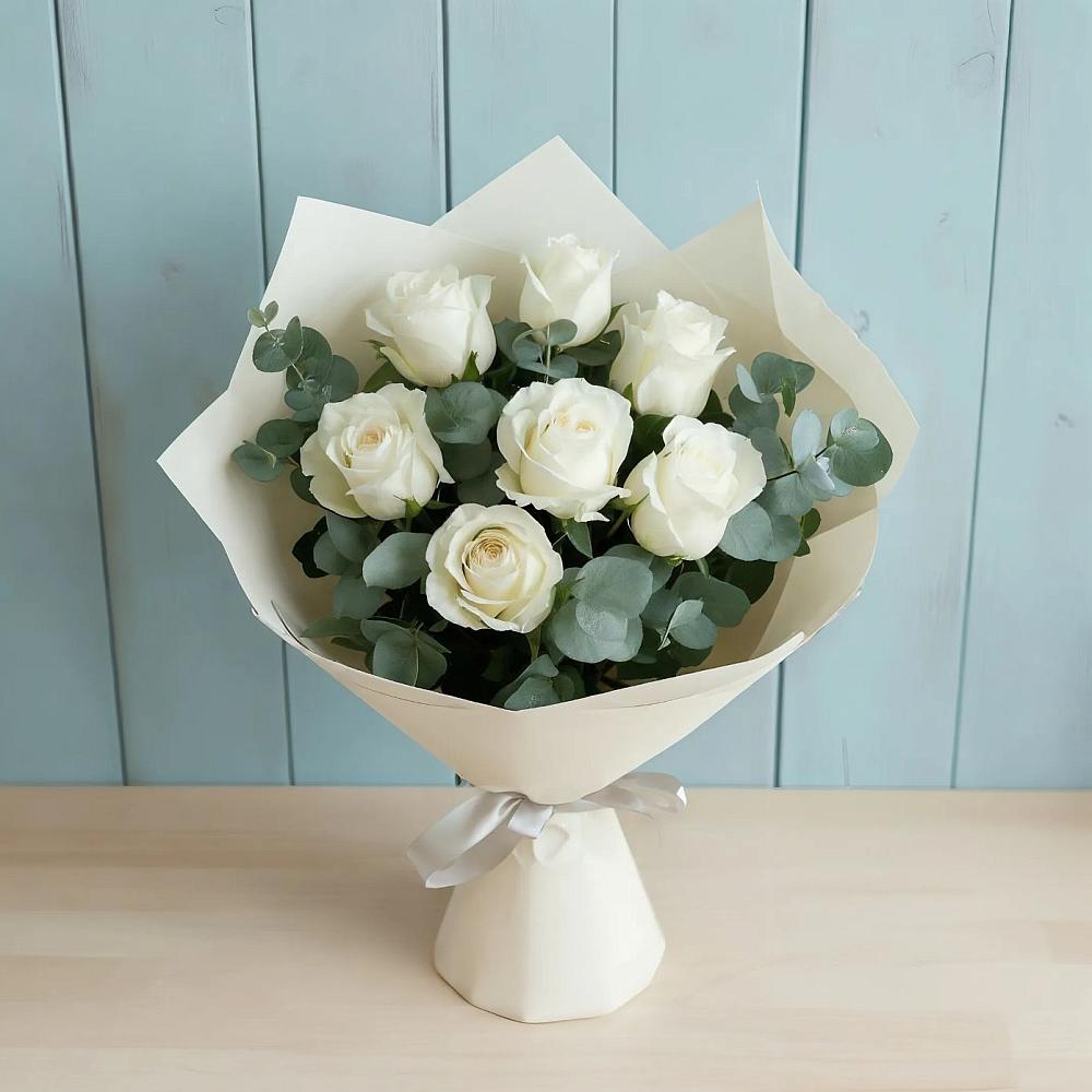 Букет Белые розы в Эвкалипте в Кирове Калужской области