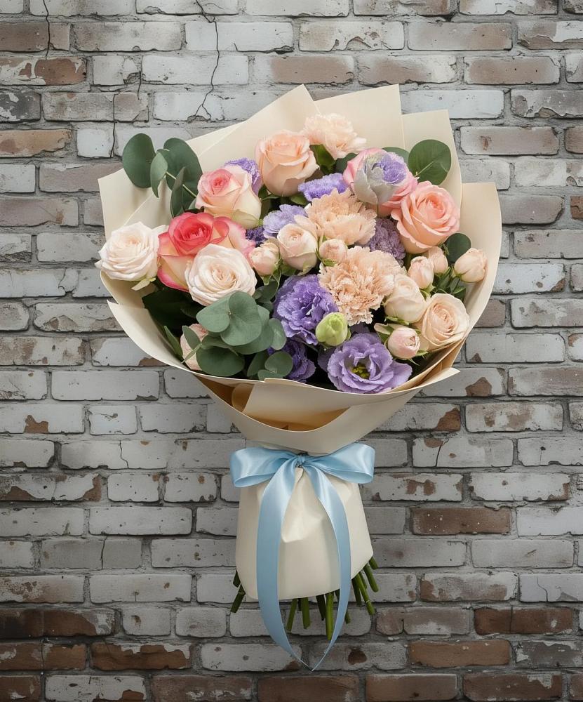 Букет цветов из: Розы, Лизиантусы и Гвоздики в Кирове Калужской области