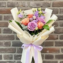 Букет цветов из:  Лизиантусы и Розы в Кирове Калужской области