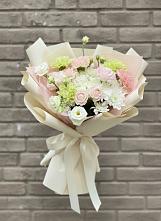 Букет цветов из:  Гвоздики, Розы, Лизиантусы и Хризантемы в Кирове Калужской области