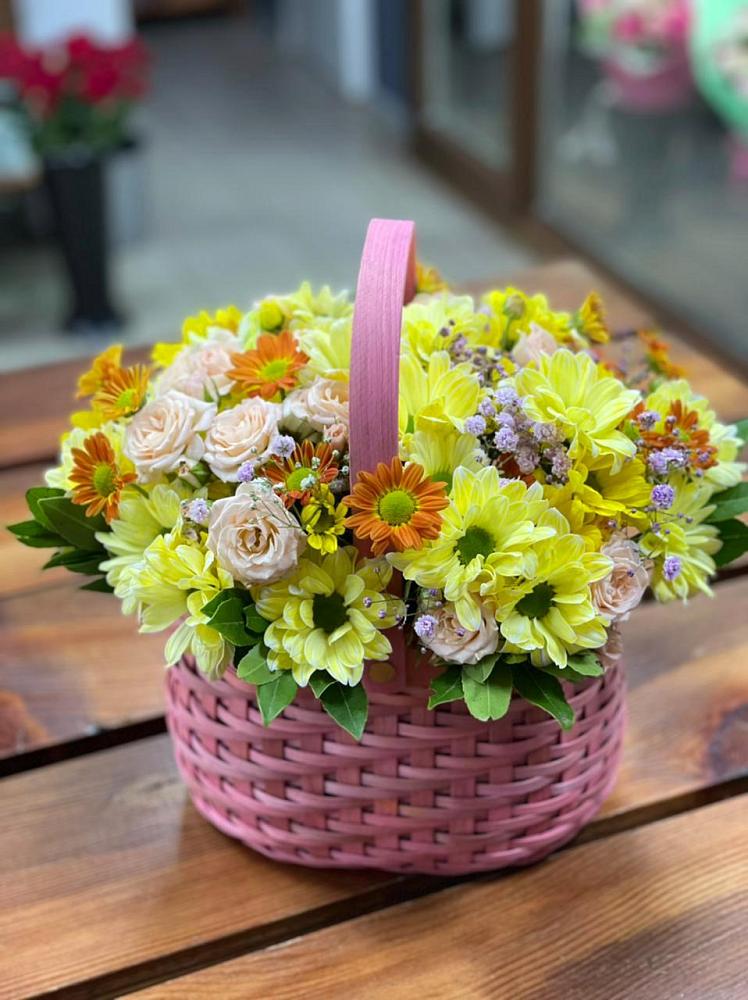 Цветочная композиция из Хризантемы и Розы в корзине в Кирове Калужской области