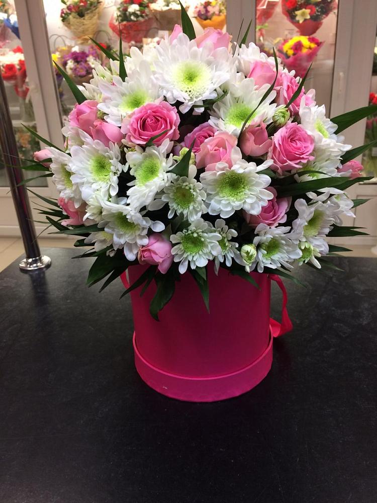 Цветочная композиция из Розы и Хризантемы в шляпной коробке в Кирове Калужской области