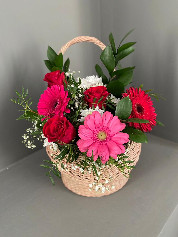 Цветочная композиция из Розы, Хризантемы и Герберы в корзине в Кирове Калужской области