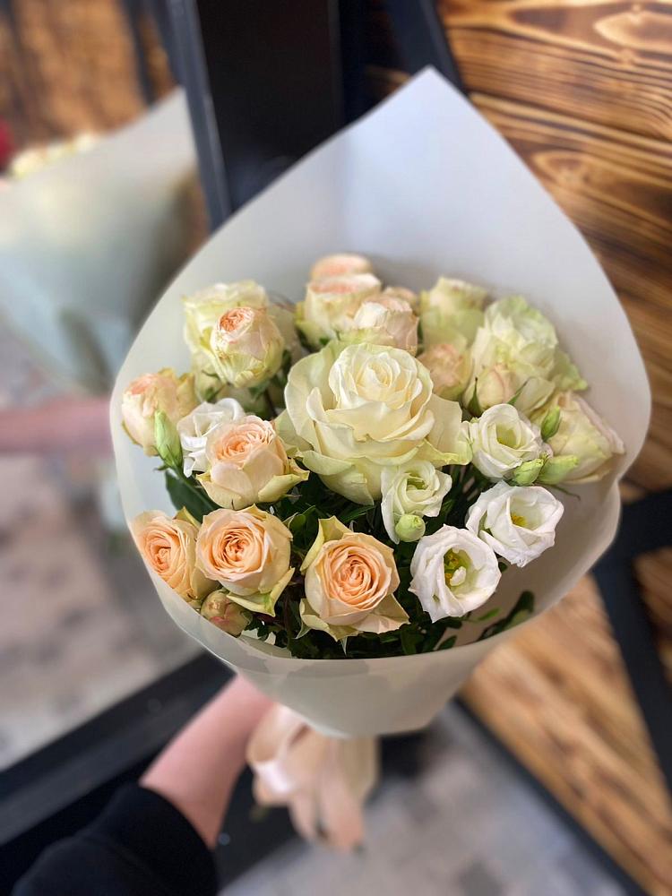 Букет цветов из: Розы и Лизиантусы в Кирове Калужской области