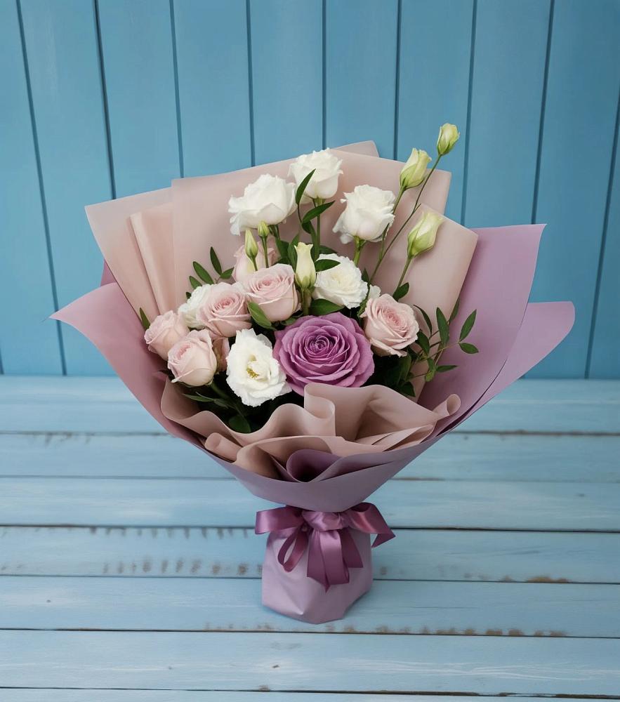 Букет цветов из: Розы и Лизиантусы в Кирове Калужской области